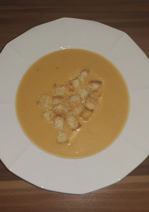 Köményes tojásleves pirított kenyér kockával recept fotója