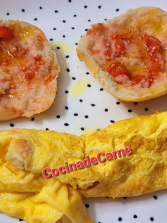 Una foto de Tortilla francesa con langostinos