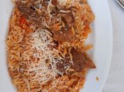 Uma foto de arroz de tomate