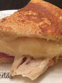 Una foto de Sandwichon de pollo escalfado, queso y jamón de york