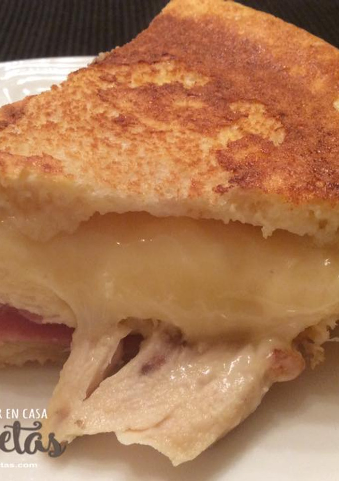 Una foto de Sandwichon de pollo escalfado, queso y jamón de york