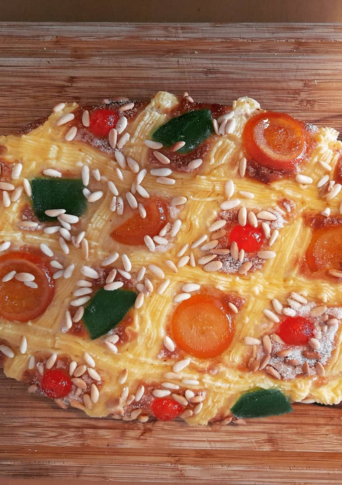 Una foto de Coca de Sant Joan de crema, piñones y frutas confitadas