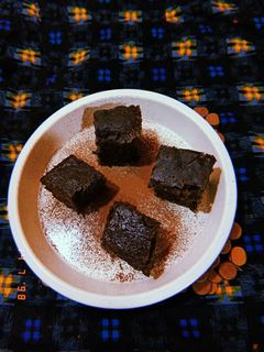 चॉकलेट ट्रफल केक (chocolate truffle cake recipe in marathi) रेसिपी चे मुख्य फोटो