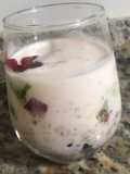 Yogurt de fresas con granola y frutas