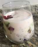 Yogurt de fresas con granola y frutas