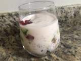Yogurt de fresas con granola y frutas
