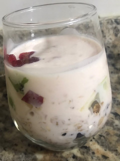Una foto de Yogurt de fresas con granola y frutas