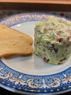 Una foto de Tartar de fuet y aguacate