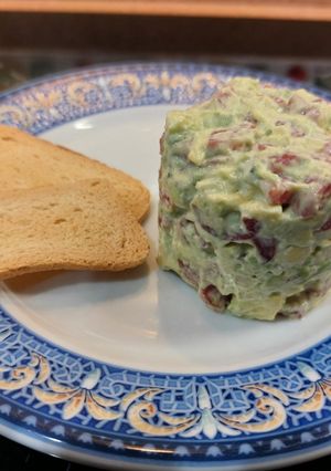 Una foto de Tartar de fuet y aguacate