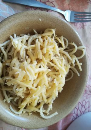 Una foto de Spaghetti cremoso con pollo y romero