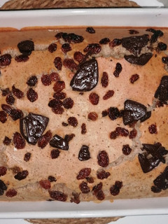 Una foto de Bizcocho sano de pasas, castañas y chocolate
