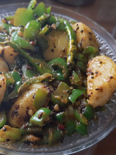 आलू शिमला मिर्च (aloo shimla mirchi recipe in marathi) रेसिपी चे मुख्य फोटो