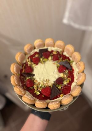 Málnás-pisztáciás torta recept fotója