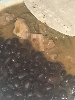 Una foto de Carne de puerco con nopales en salsa de chile mora