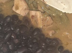 Una foto de Carne de puerco con nopales en salsa de chile mora