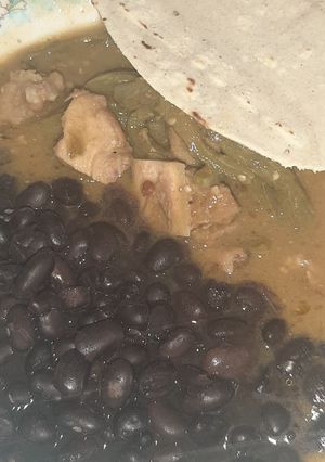 Una foto de Carne de puerco con nopales en salsa de chile mora