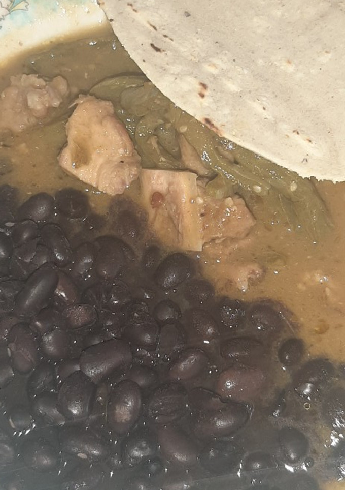 Una foto de Carne de puerco con nopales en salsa de chile mora