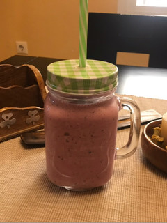 Una foto de Smoothie de fresa, plátano y arándanos