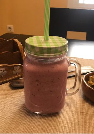 Una foto de Smoothie de fresa, plátano y arándanos