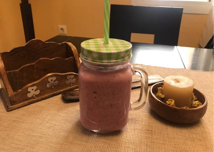 Smoothie de fresa, plátano y arándanos