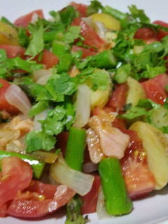 Una foto de Ensalada tibia veraniega con espárragos y salmón para cena ligera