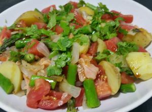Foto principal de Ensalada tibia veraniega con espárragos y salmón para cena ligera