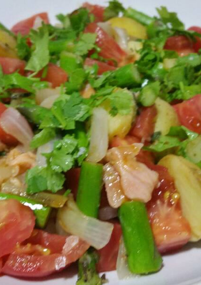 Una foto de Ensalada tibia veraniega con espárragos y salmón para cena ligera