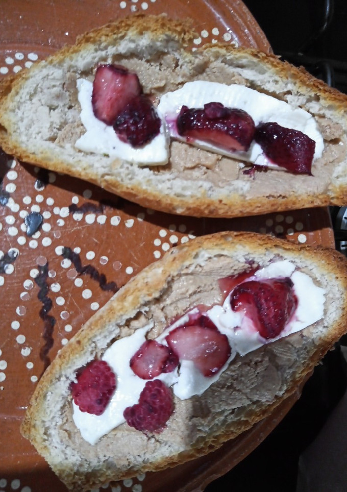 Una foto de Molletes de crema de cacahuate 🥖🥜🍓