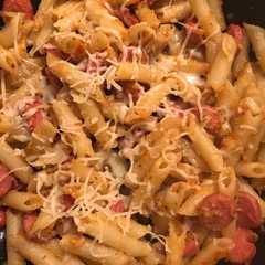 Foto principal de Macarrones con tomate natural y salchichas