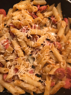Una foto de Macarrones con tomate natural y salchichas