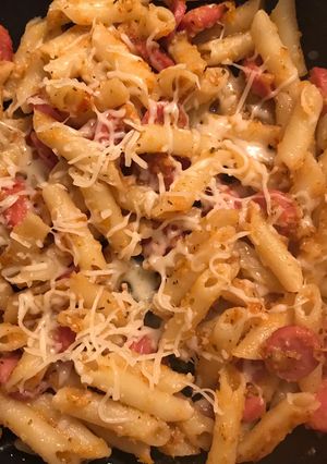 Una foto de Macarrones con tomate natural y salchichas