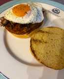 🌱 Hamburguesa de tempeh con cebolla caramelizada y huevo en pan brioche 🤤