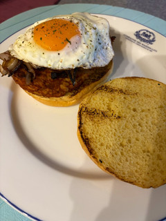 Una foto de 🌱 Hamburguesa de tempeh con cebolla caramelizada y huevo en pan brioche 🤤