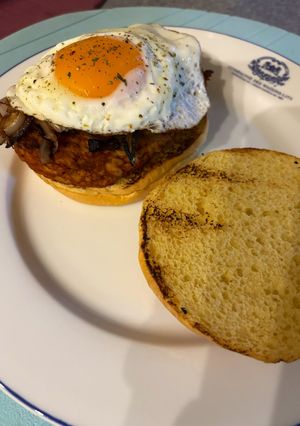 Una foto de 🌱 Hamburguesa de tempeh con cebolla caramelizada y huevo en pan brioche 🤤