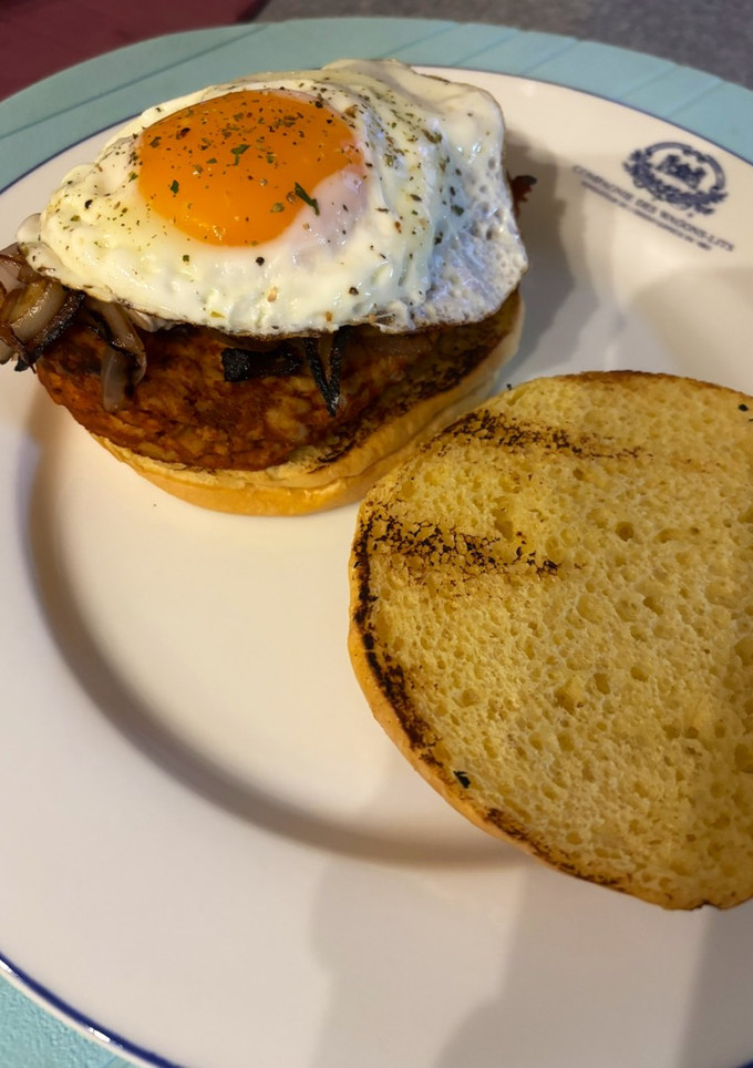 Una foto de 🌱 Hamburguesa de tempeh con cebolla caramelizada y huevo en pan brioche 🤤