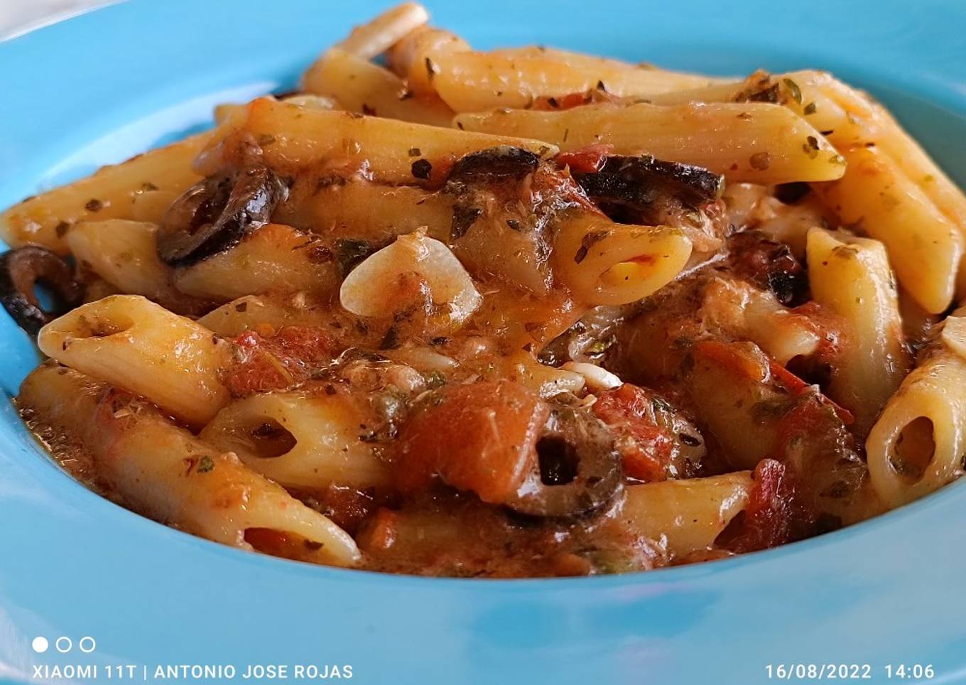 Macarrones con salsa puttanesca y atún