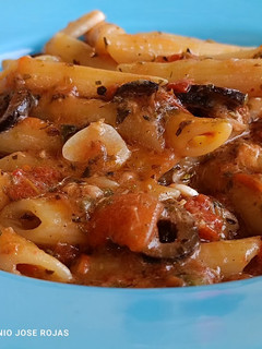 Una foto de Macarrones con salsa puttanesca y atún