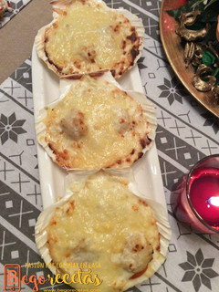 Una foto de Vieiras en salsa de queso gratinadas al horno