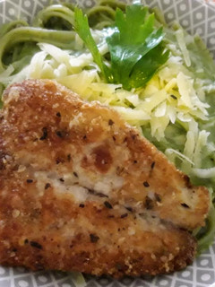Una foto de Pasta con salsa verde y filete de pescado