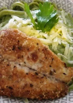 Una foto de Pasta con salsa verde y filete de pescado