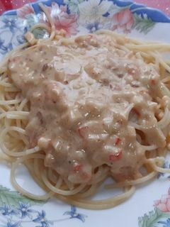 Una foto de Espaguetis cremosos con surimi