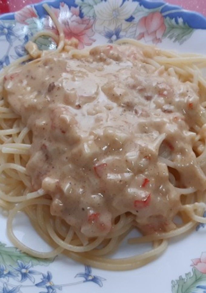 Una foto de Espaguetis cremosos con surimi