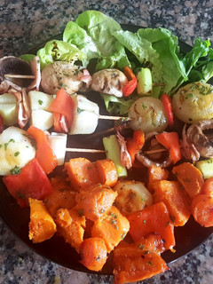 Una foto de Brochetas de champiñones y verduras asadas #recetariocamino
