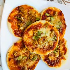 A picture of 3 spices Mini pizza.