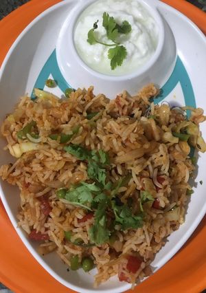 વેજ સેઝવાન ફા્ઈડ રાઈસ (Veg. Schezwan Fried Rice Recipe In Gujarati) રેસીપી મુખ્ય ફોટો
