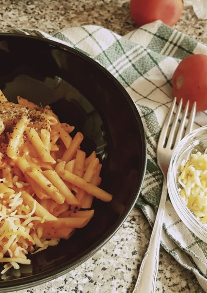 Una foto de Macarrones con salsa de queso cremosa