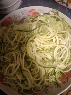 Una foto de Zoodles de zapallo italiano con salsa de pollo a la crema (keto)