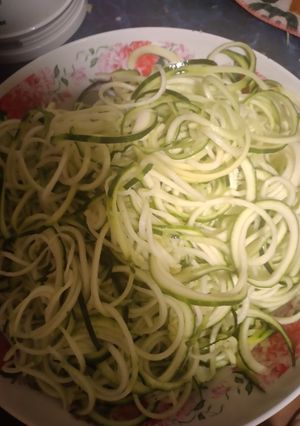 Una foto de Zoodles de zapallo italiano con salsa de pollo a la crema (keto)