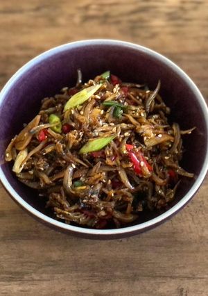 A picture of Myulchi Bokkeum (Stir-fried Anchovies).