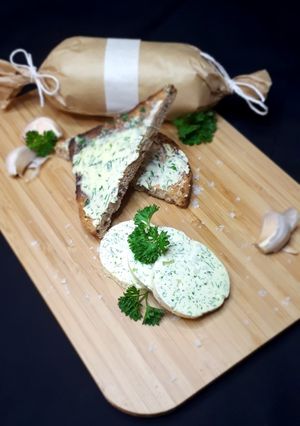 Zöldfűszeres-fokhagymás fűszervaj recept fotója